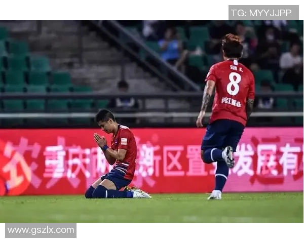 40岁老将依然驰骋绿茵场展现足球运动员永不言弃的拼搏精神 40岁老将依然驰骋绿茵场展现足球运动员永不言弃的拼搏精神